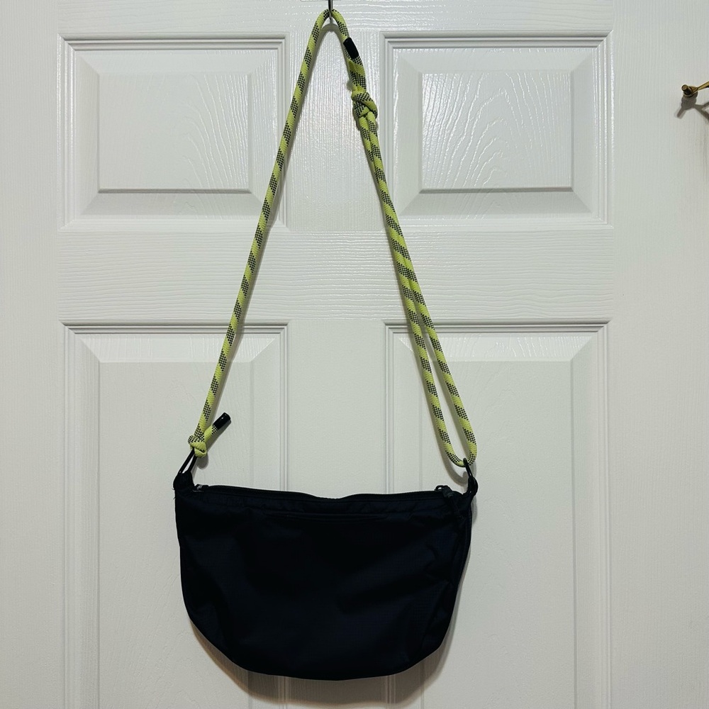 Vans Belay Crescent Bag Purse Black Crossbody Bag with Adjustable Strap